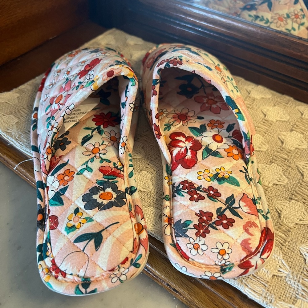 VERA BRADLEY Classic Quilted Slip On Travel Slippers Prairie Paisley Wms Sz S - Picture 6 of 7